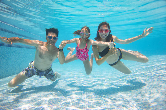 family  in swimming pool