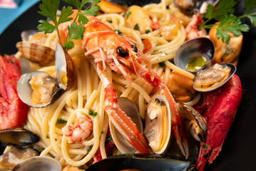 Piatto di deliziosi spaghetti con frutti di mare, primo piatto di pasta con gamberi, scampi, cozze...
