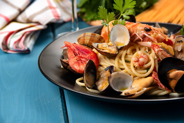 Piatto di deliziosi spaghetti con frutti di mare, primo piatto di pasta con gamberi, scampi, cozze...