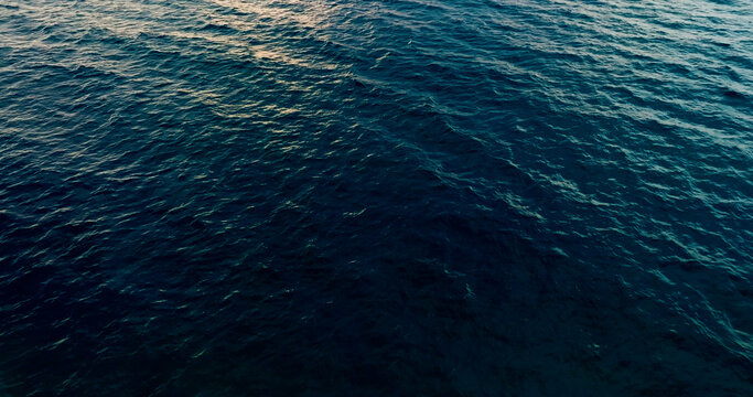 water surface with ripples © BUDDEE