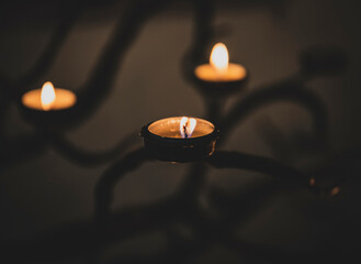 Urokliwe świeczniki w kościele, tworzące niezwykłą atmosferę spokoju i duchowej kontemplacji.
