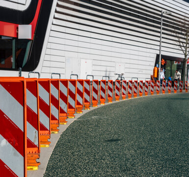 Sondernutzung im Stra&szlig;enverkehr, mit Warnbaken gesch&uuml;tzte Fahrstreifen f&uuml;r Radfahrer, Friedrichshain, Berlin, Deutschland