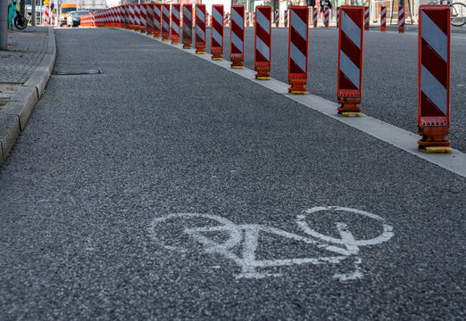 Sondernutzung im Stra&szlig;enverkehr, mit Warnbaken gesch&uuml;tzte Fahrstreifen f&uuml;r Radfahrer, Friedrichshain, Berlin, Deutschland