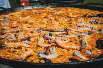 Paella podczas gotowania.
