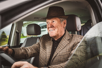 Autofahrer mit Hut