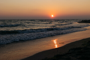 Fototapeta premium Beautiful fashion for sunset in the sea, tourists enjoy the sea