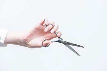 ハサミを持つ女性の手（上下き）