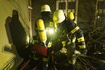 Feuerwehrleute bergen Kameraden während einer Übung