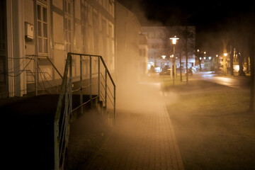 Qualm von einem Kellerbrand breitet sich aus