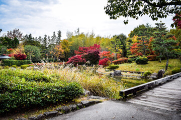 日本の紅葉の世界、滋賀県びわこ文化公園