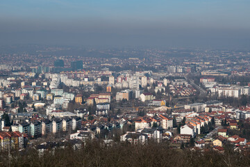 Obraz premium Cityscape of Banja Luka during sunny day, distant hill barely visible in hazy polluted air