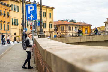 dziewczyna robi zdjęcia budynki uliczki piza  zabytki spacer bolonia włochy rzym - obrazy, fototapety, plakaty