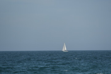 Obraz premium un petit voilier dans la mer