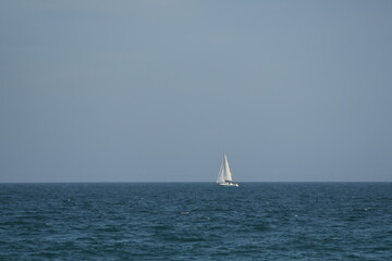 Obraz premium Un bateau à voile à la mer Méditerranée à Barcelone 