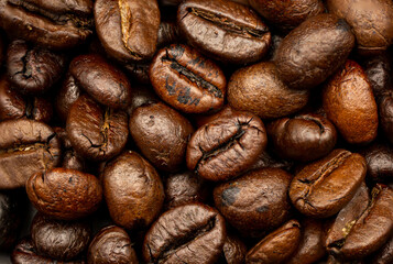 Naklejka premium Espresso roasted coffee beans isolated in black background close up
