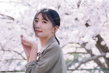 桜に願い事をする女性３