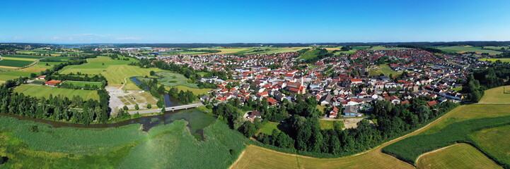 Fototapeta premium Luftbild von Frontenhausen ein Markt im niederbayerischen Landkreis Dingolfing-Landau