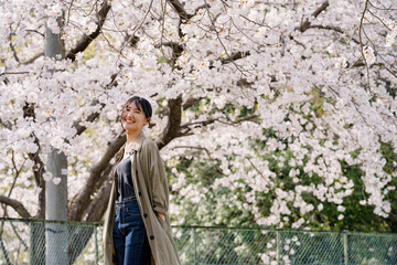 Fototapeta na wymiar 桜の木の下で女性ポートレート１