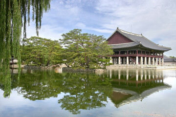 Fototapeta na wymiar Gyeonghoeru Pavilion in Gyeongbokgung Palace, Seoul, South Korea