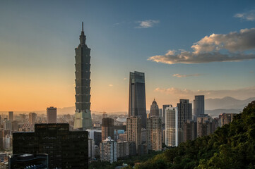 Fototapeta premium Taipei skyline at sunset from Elephant Hill, Taipei, Taiwan