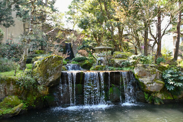 日本庭園の小さな滝