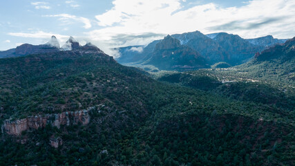 Naklejka premium Aerial view of Sedona, Arizona with clouds covering some of the mountains.