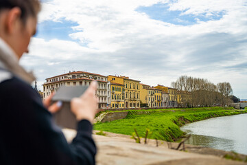 Fototapety  dziewczyna robi zdjęcia budynki uliczki piza  zabytki spacer bolonia włochy rzym