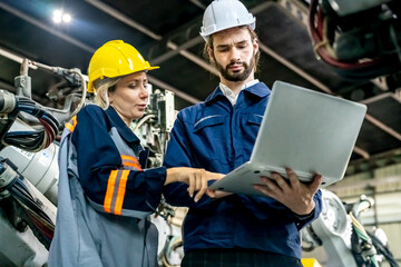 Obraz premium Industry 4.0: Engineer Monitoring Robotics Welding in Intelligent Factory. Digital manufacturing operation.