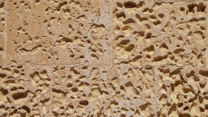 Pared en las estrechas calles de Lecce, Italia. Primer plano de la arquitectura tradicional, envejecida por el paso del tiempo y las condiciones ambientales.