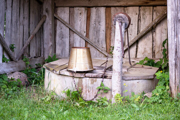 A wooden shed with a wooden lid and a wooden lid.