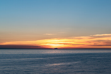 島に沈む夕日