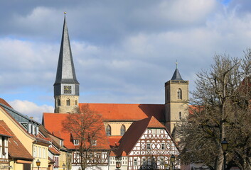 Die historische Altstadt von Münnerstadt mit Blick auf die Kirche St. Maria Magdalena. Münnerstadt, Bad Kissingen, Unterfranken, Bayern, Deutschland.