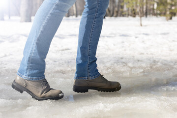 Fototapeta na wymiar man walking on ice in the park.