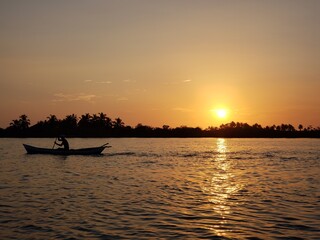 Pescador saliendo para su faena al amanecer