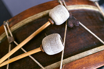 tambour et batons
