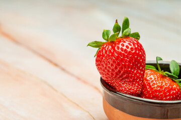 Fresas frescas maduras con un color rojo intenso listas para comer, frutas de temporada España
