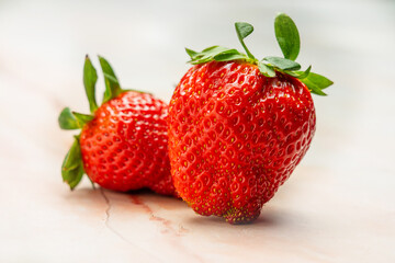 Fresas frescas maduras con un color rojo intenso listas para comer, frutas de temporada España
