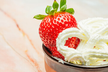 Fresas frescas maduras con un color rojo intenso listas para comer, frutas de temporada España