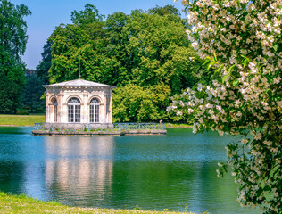 Obraz premium Pavilion on Carp's pond in Fontainebleau park, France