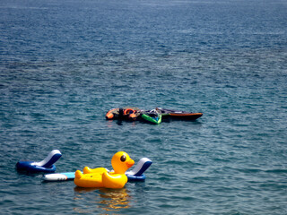 Anatre di gomma nel mare, vacanze estive nel Mediterraneo