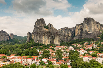 Obraz premium Kastraki, Grece - July 15, 2020 - Panorama of Kastraki Village at Meteora with high rocks