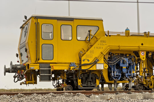 Plaser - skomputeryzowna maszyna  przeznaczona do zagęszczania żwiru przy układaniu tor&oacute;w . Budowanie lini kolejowej .
