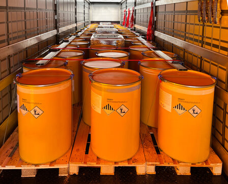 Loading, transportation and unloading of barrels with hazard class 9 in a semi-trailer. Transportation of dangerous goods by ADR cargo transport