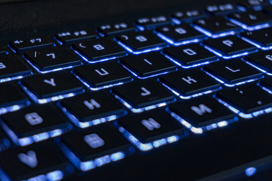 Teclado retroiluminado de fondo negro y luz blanca
