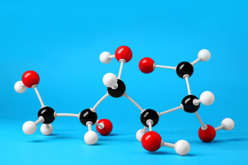Obraz premium Molecule of glucose on light blue background. Chemical model