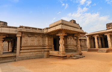 Obraz premium Hazara Rama temple with intricate stone carvings built in the early 15th century at Hampi, Karnataka, India
