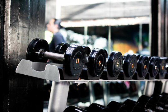 Equipo de pesas con atm&oacute;sfera de una sala de entrenamiento