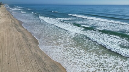 ゴールドコーストのサーファーズパラダイスビーチの波が打ち寄せる
