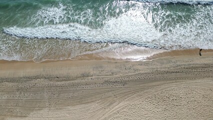 波が打ち寄せる砂浜（ドローン撮影）