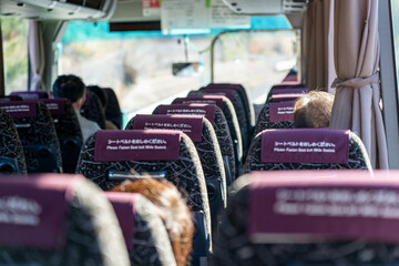 バスの車内　4列シートの座席に座る乗客